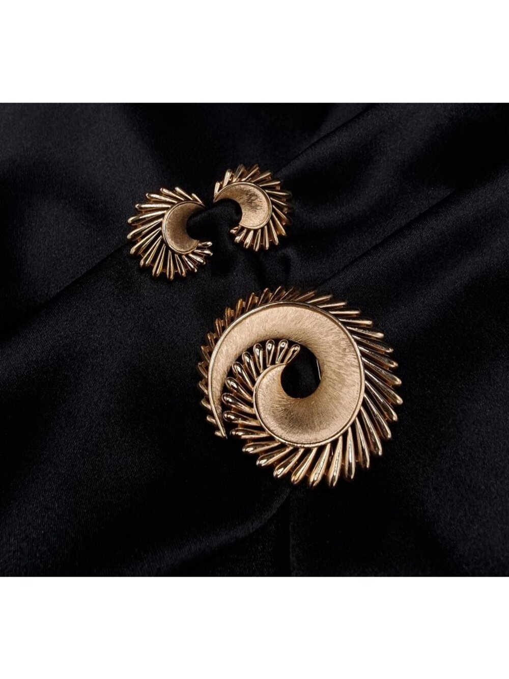 Vintage 1960s TRIFARI Signed Swirl Brooch & Matching Clip-On Earrings Set